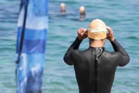 triathlete getting into water